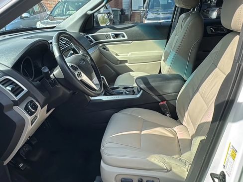 Used 2014 Ford Explorer XLT w/ Equipment Group 202A image 10