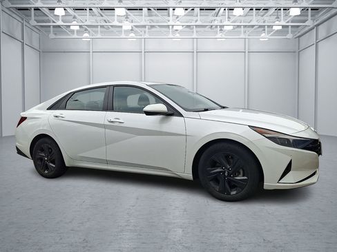 Used 2022 Hyundai Elantra SEL FWD image 2