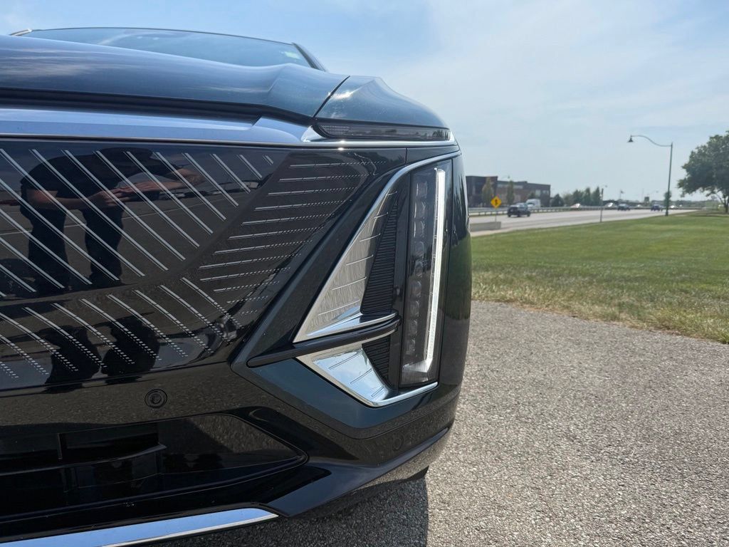 Certified 2024 Cadillac Lyriq Luxury AWD/4WD image 10