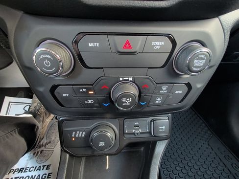 Used 2020 Jeep Renegade Latitude w/ Cold Weather Group AWD/4WD image 23