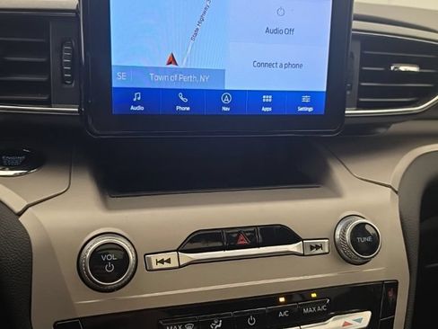 Used 2022 Ford Explorer XLT w/ Equipment Group 202A AWD/4WD image 17