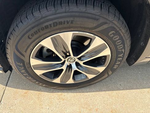 Used 2020 Toyota Highlander XLE FWD image 10