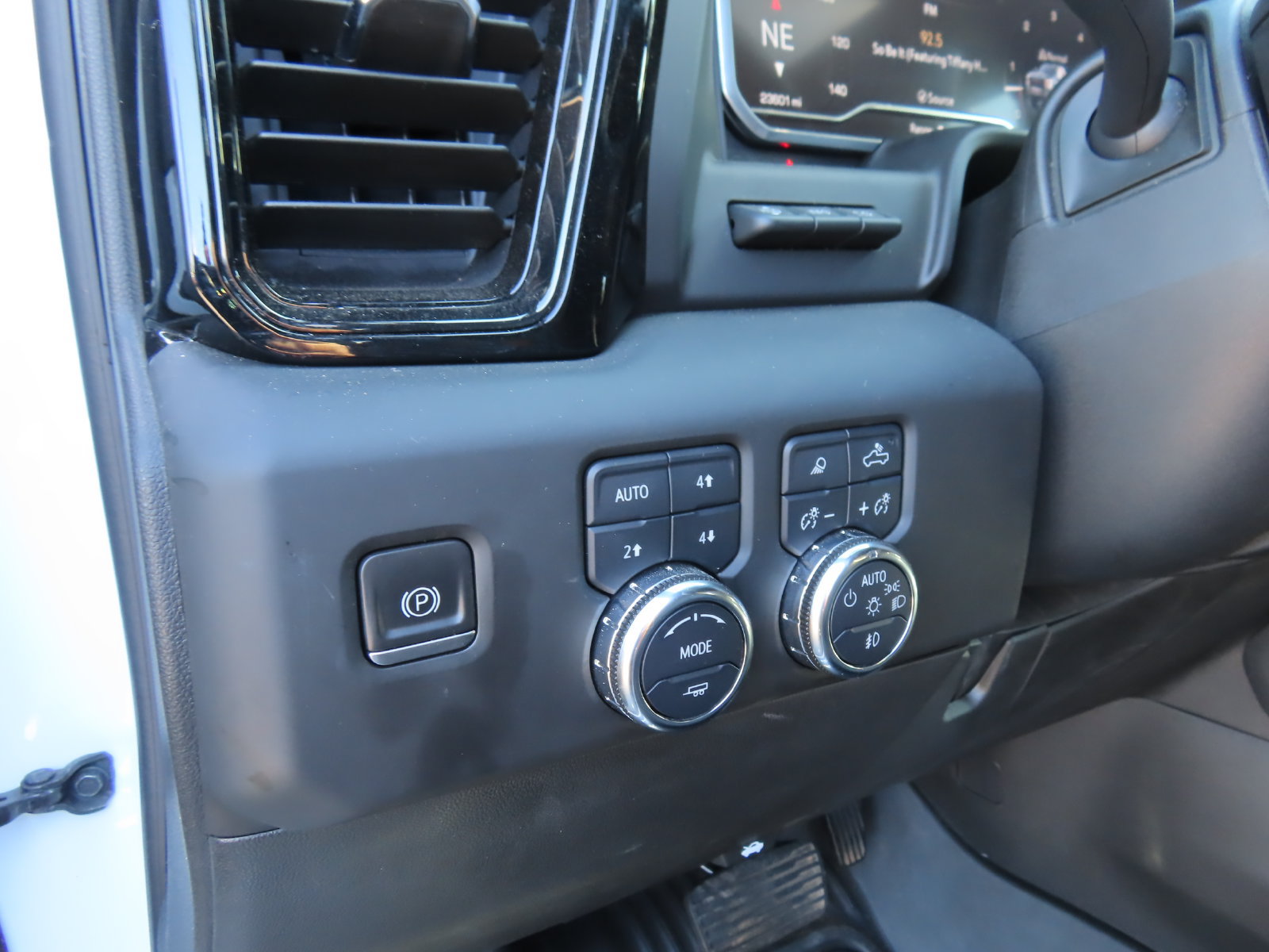 Used 2024 GMC Sierra 2500 AT4 w/ AT4 Premium Plus Package AWD/4WD image 18
