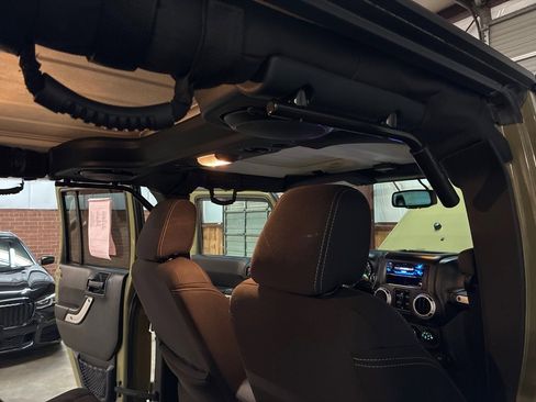 Used 2013 Jeep Wrangler Unlimited Rubicon image 36