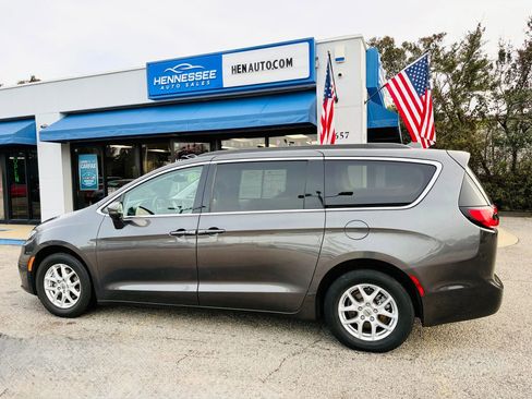 Used 2022 Chrysler Pacifica Touring-L image 25