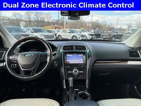 Used 2017 Ford Explorer Platinum image 3