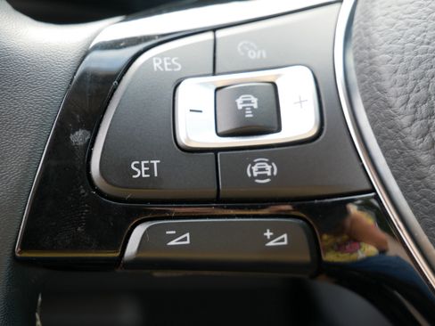 Used 2021 Volkswagen Tiguan SE AWD/4WD image 23