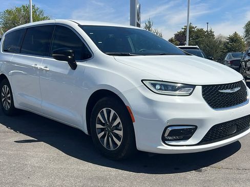 Used 2024 Chrysler Pacifica Limited FWD image 3