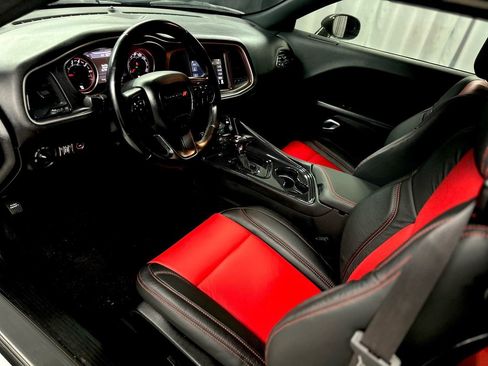 Used 2019 Dodge Challenger SXT image 15