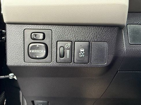 Used 2015 Toyota RAV4 LE image 21