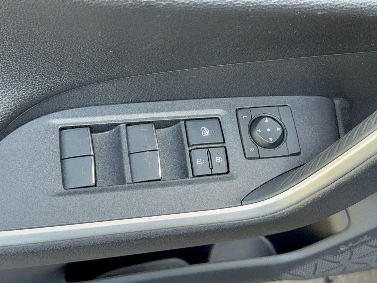 Used 2025 Toyota RAV4 Limited w/ Advanced Technology Package AWD/4WD image 15