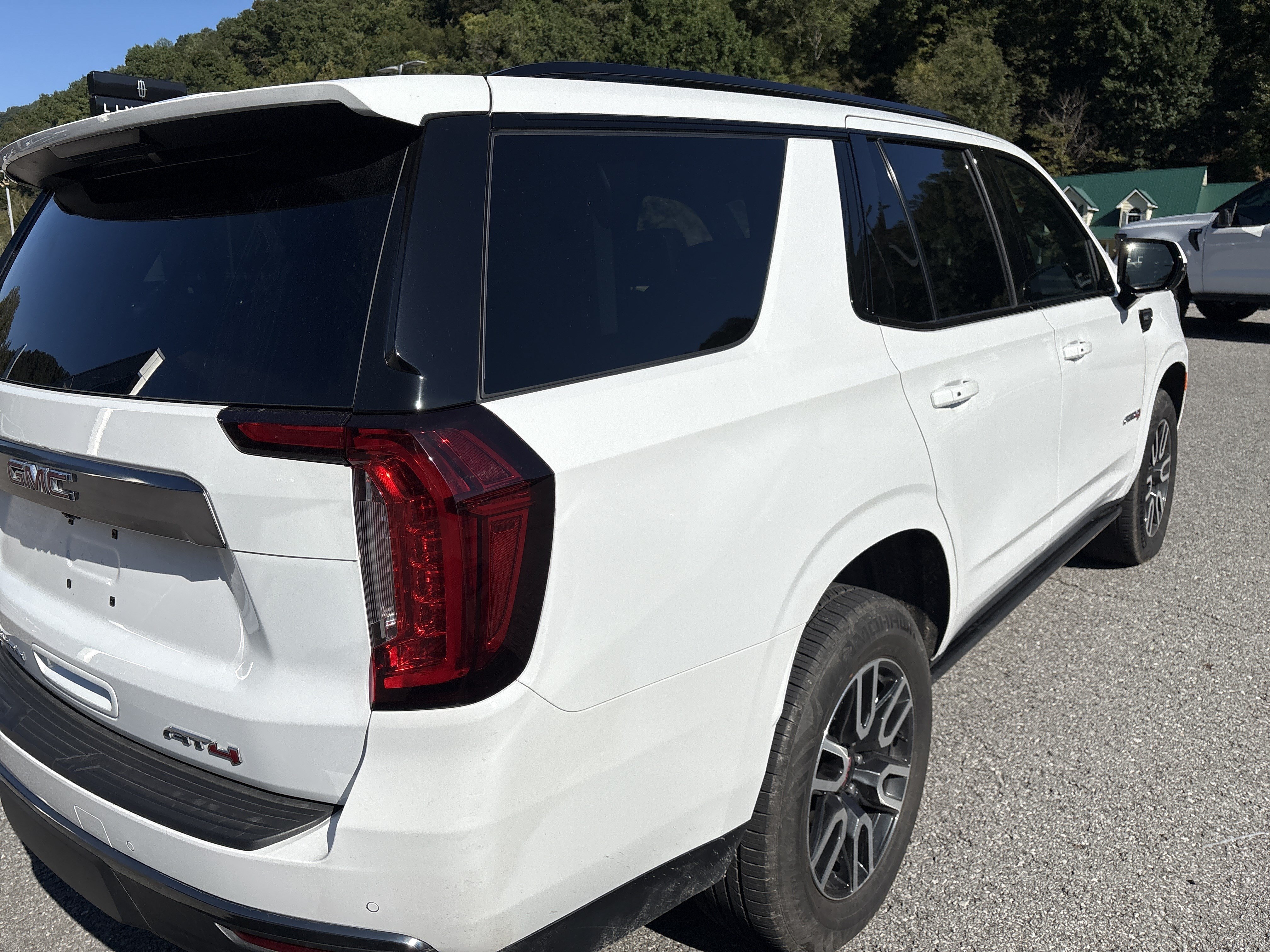 Used 2024 GMC Yukon AT4 AWD/4WD image 4