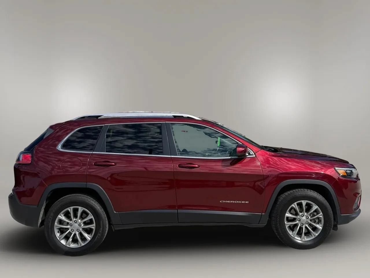 Used 2019 Jeep Cherokee Latitude Plus w/ Cold Weather Group AWD/4WD image 8