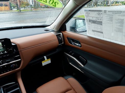 New 2025 Nissan Pathfinder Platinum image 11