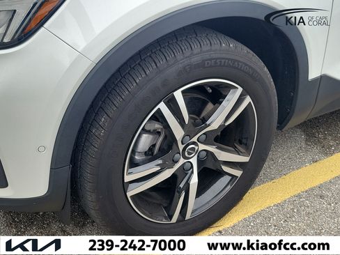 Used 2023 Volvo XC40 B5 Plus AWD/4WD image 7