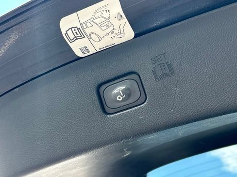 Used 2019 Ford Edge Titanium w/ Equipment Group 301A AWD/4WD image 15