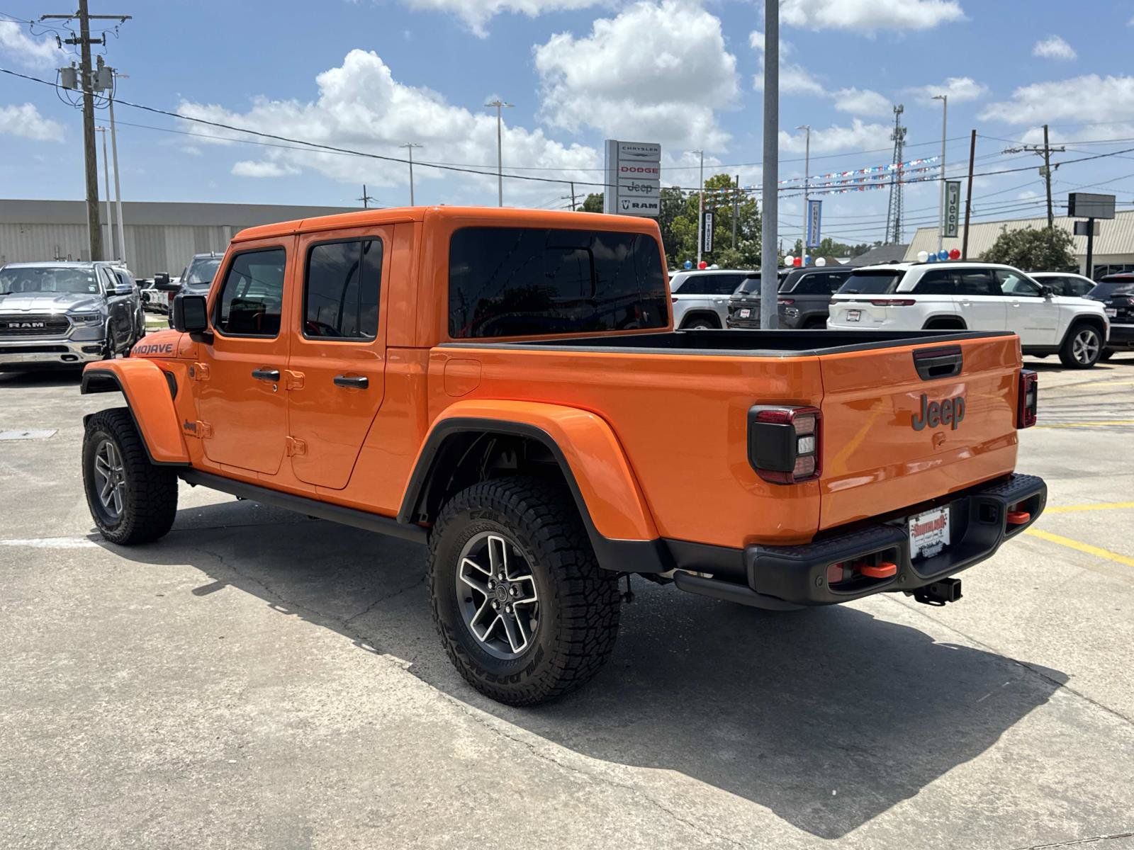 Used 2025 Jeep Gladiator Mojave AWD/4WD image 5