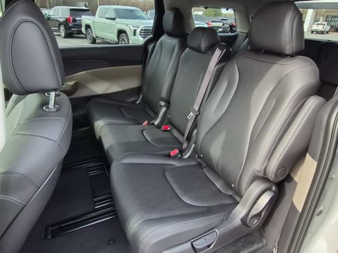 Used 2026 Kia Carnival EX image 10