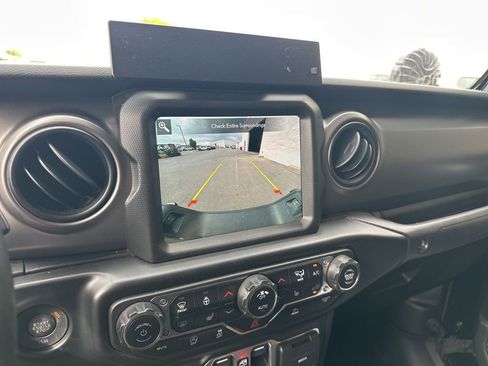 Certified 2022 Jeep Gladiator Willys image 20