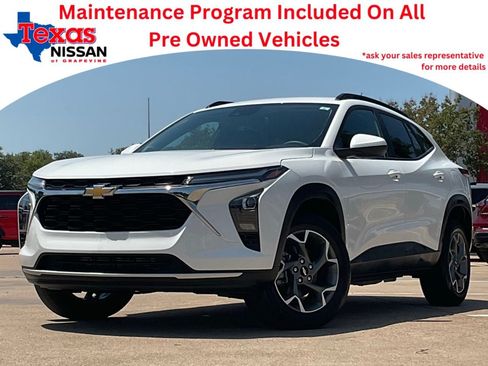 Used 2025 Chevrolet Trax LT FWD image 1