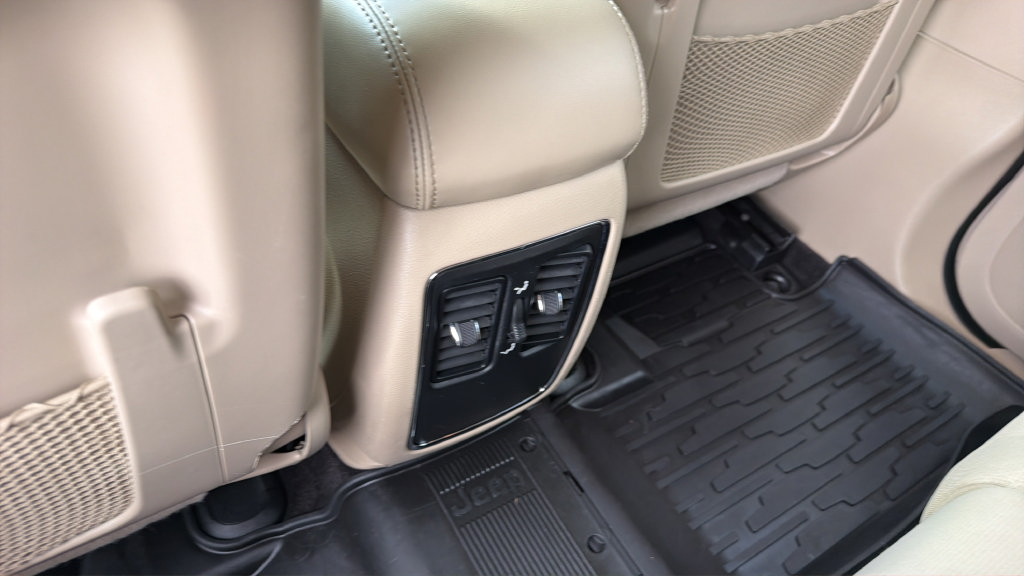 Used 2018 Jeep Grand Cherokee Laredo AWD/4WD image 25