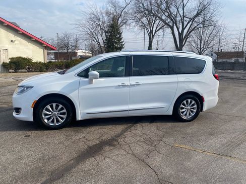 Used 2018 Chrysler Pacifica Touring-L image 2