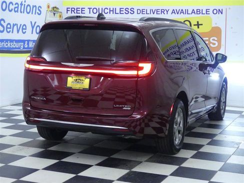 Used 2023 Chrysler Pacifica Limited image 7