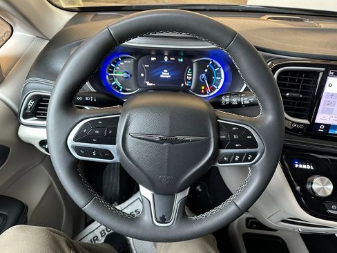 Certified 2023 Chrysler Pacifica Touring-L image 2