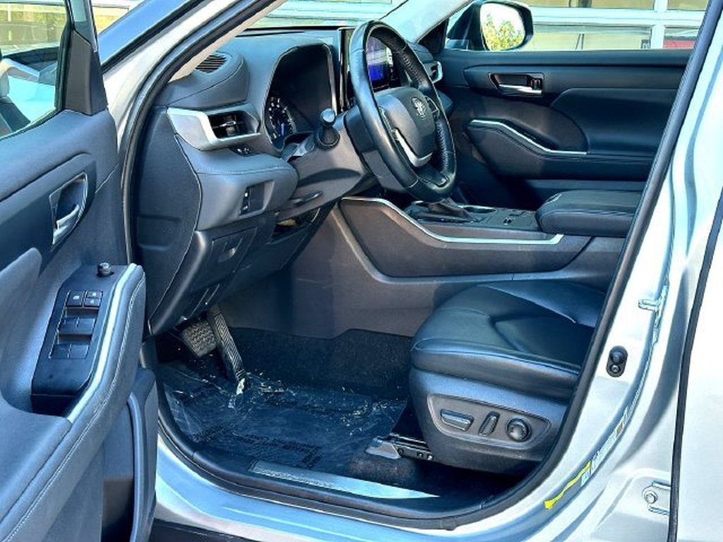 Used 2023 Toyota Highlander XLE FWD image 10