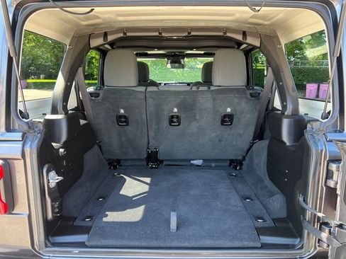 Used 2025 Jeep Wrangler Unlimited Sahara AWD/4WD image 30