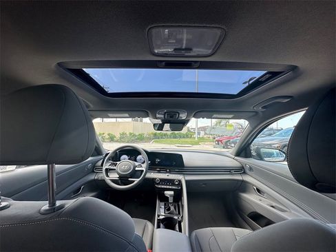 Used 2024 Hyundai Elantra SEL w/ Convenience Package image 19