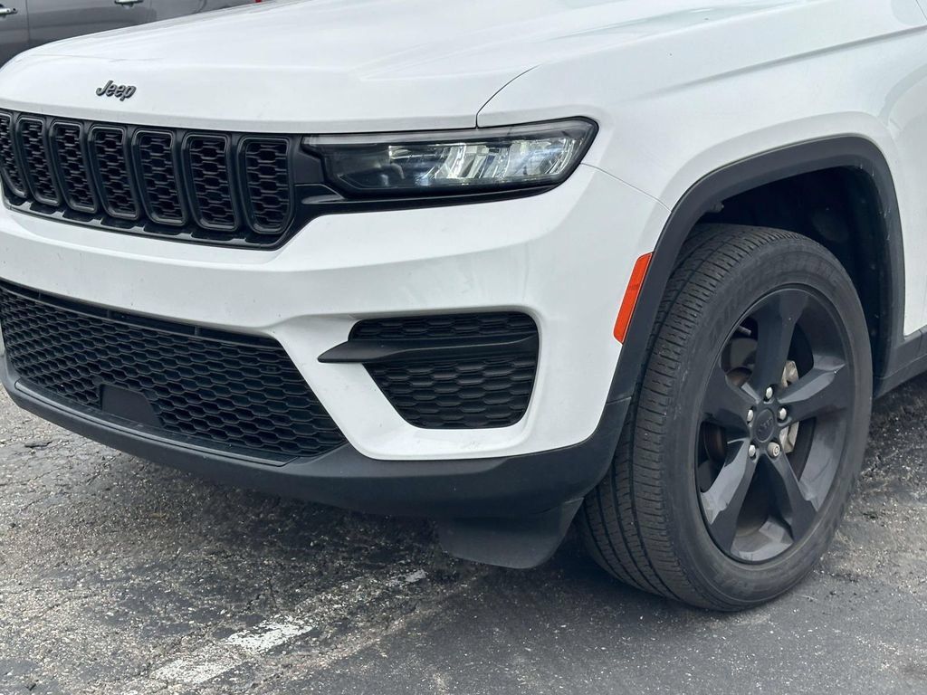Used 2023 Jeep Grand Cherokee Altitude AWD/4WD image 8