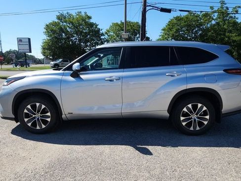 Used 2024 Toyota Highlander XLE AWD/4WD image 4