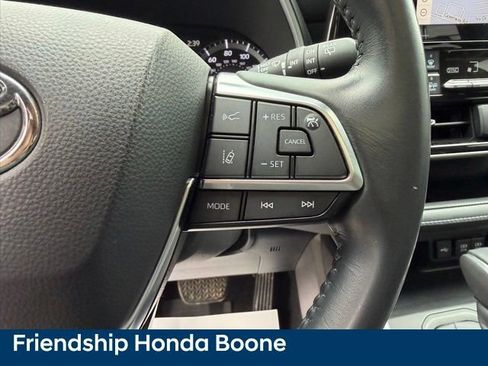 Used 2020 Toyota Highlander XLE AWD/4WD image 22