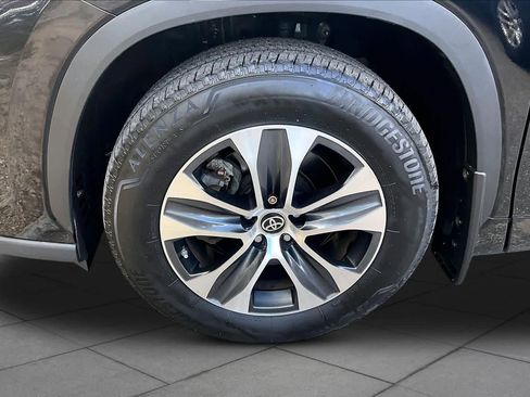 Used 2023 Toyota Highlander XLE AWD/4WD image 11