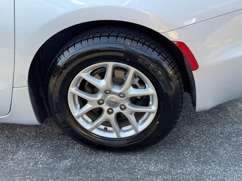 Used 2024 Chrysler Pacifica Touring-L image 7