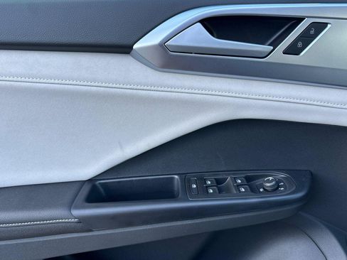 New 2026 Volkswagen Taos SE image 10