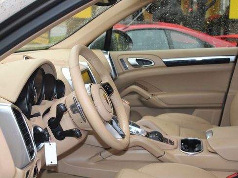 Used 2016 Porsche Cayenne image 19