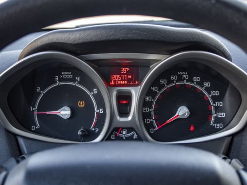 Used 2013 Ford Fiesta SE w/ Moon & Mood Pkg image 26