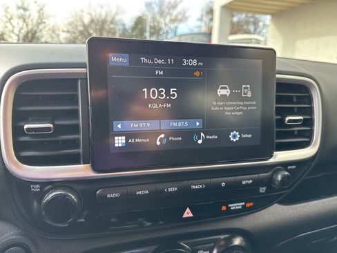 Used 2025 Hyundai Venue SEL image 18