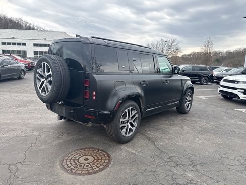 Used 2024 Land Rover Defender 110 X-Dynamic SE image 5