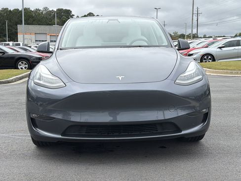 Used 2022 Tesla Model Y Long Range image 32