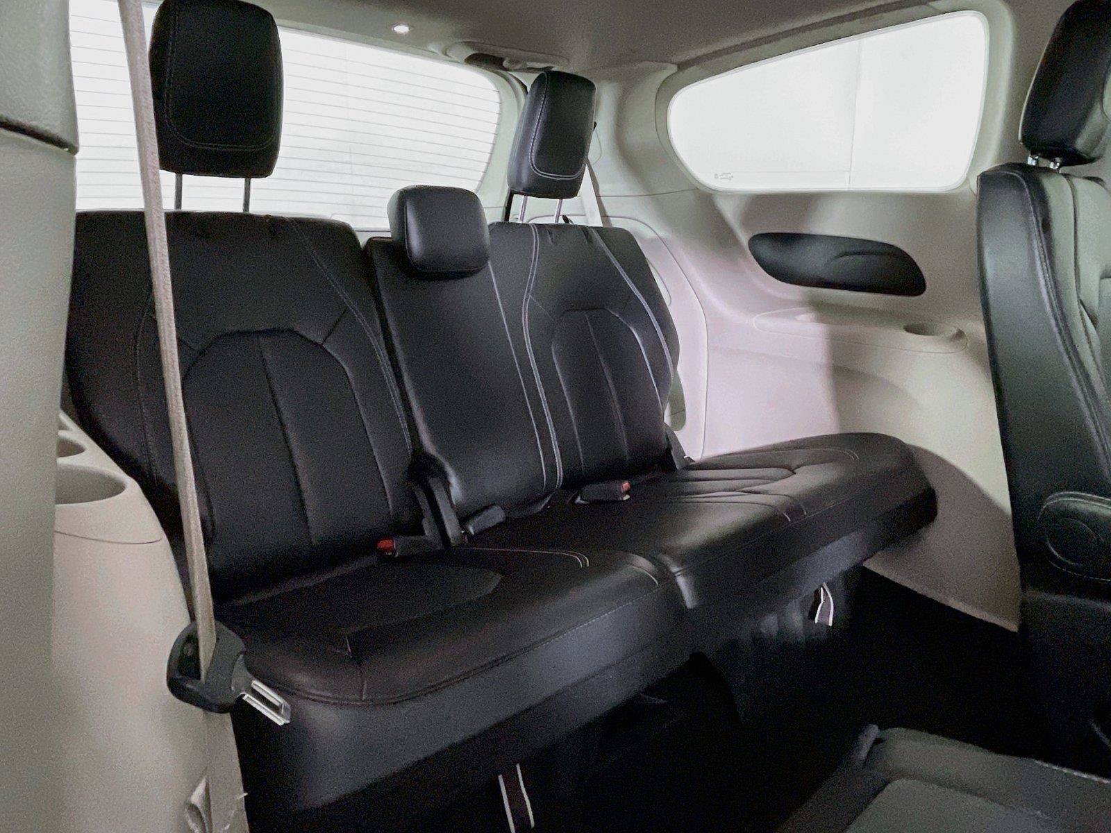 Used 2024 Chrysler Pacifica Touring-L FWD image 23