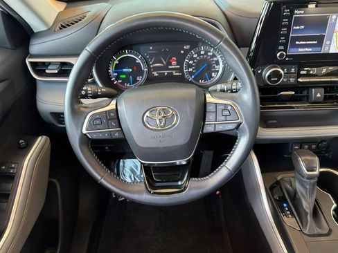 Used 2021 Toyota Highlander XLE AWD/4WD image 17