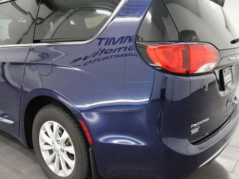 Used 2017 Chrysler Pacifica Touring-L FWD image 32