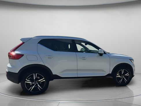 Used 2023 Volvo XC40 B5 Plus image 31