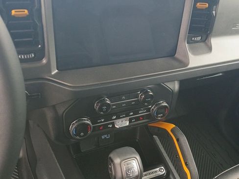 Used 2024 Ford Bronco Badlands image 6
