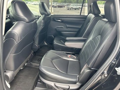 Used 2023 Toyota Highlander XLE FWD image 20