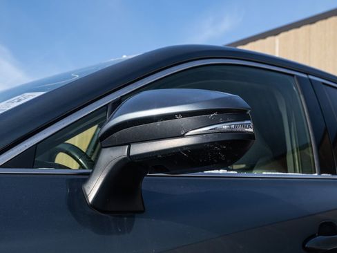 Used 2022 Toyota Venza LE image 9