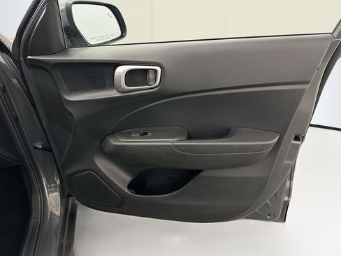 Used 2025 Hyundai Venue SEL image 33